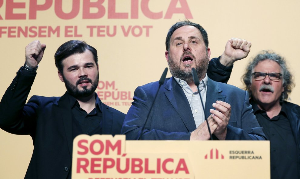 Los líderes de Esquerra Republicana de Cataluña (ERC), Jordi Tarda (d), Gabriel Rufian (i) y Oriol Jonqueras celebran los resultados obtenidos por su partido en las elecciones generales, esta noche en Barcelona. EFE/Andreu Dalmau