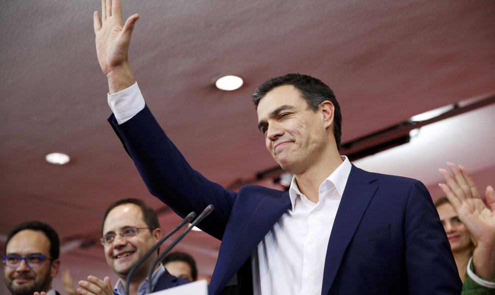 El secretario general y candidato del PSOE, Pedro Sánchez se ha dirigido a los militantes socialistas en el interior de la sede de Ferraz./ REUTERS/Juan Medina