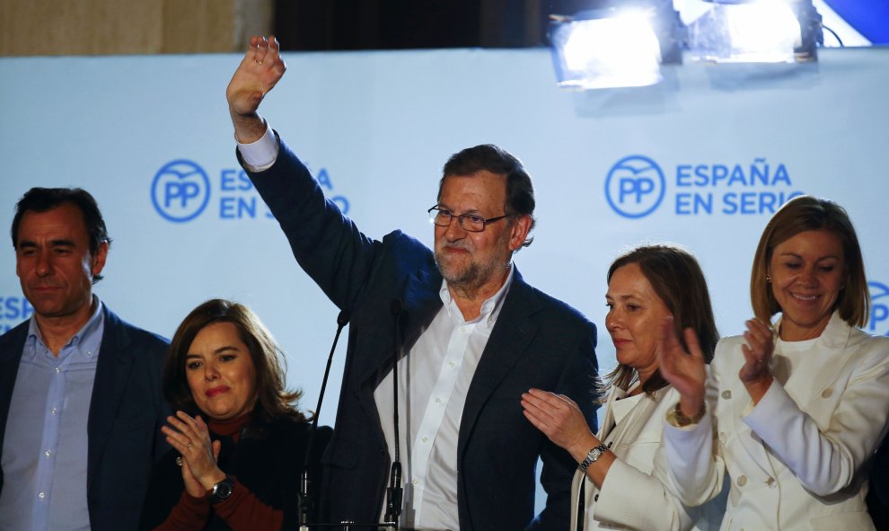 Mariano Rajoy saluda a los simpatizantes de su partido desde el balcón de la sede del PP en la calle Génova en Madrid./ REUTERS/Marcelo del Pozo