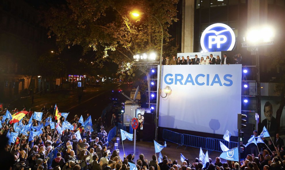 Simpatizantes se reúnen enfrente de la sede del PP en Madrid./ REUTERS/Marcelo del Pozo