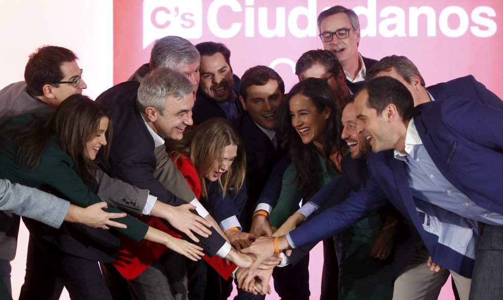 El equipo de Ciudadanos se muestran unidos en el escenario tras la comparecencia del líder, Albert Rivera./ REUTERS/Susana Vera