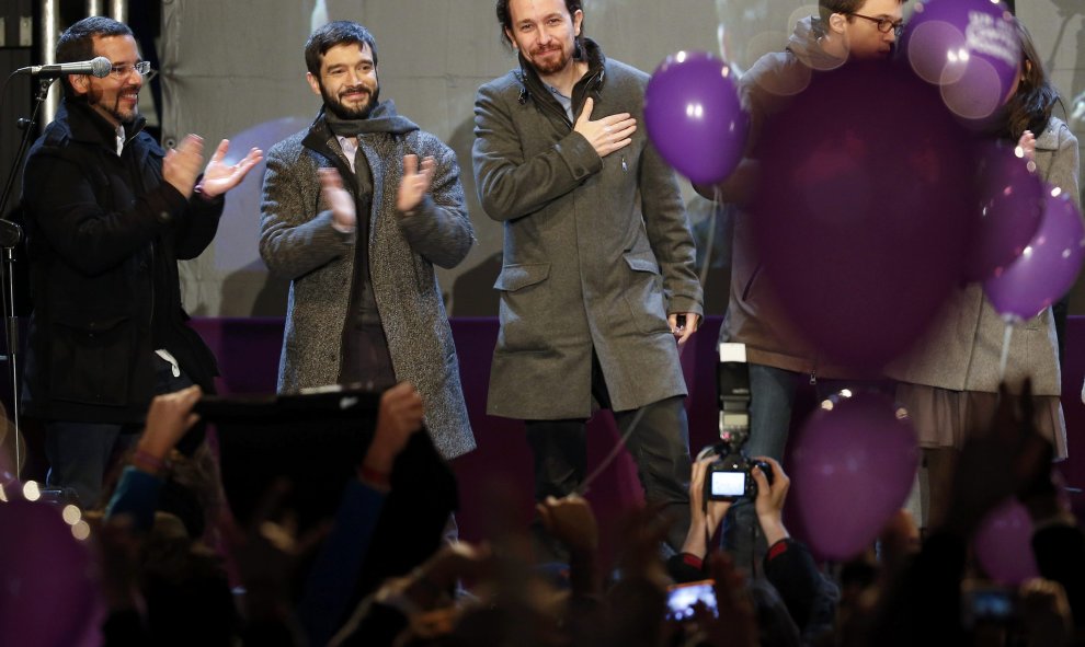 El candidato a la Presidencia del Gobierno por Podemos, Pablo Iglesias (izda), y el director de campaña de Podemos, Íñigo Errejón (2º dcha) junto a otros dirigentes de esta formación celebran los resultados en las elecciones generales, en la plaza del Ce
