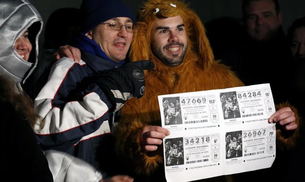 Algunas personas disfrazadas esperan para acceder al Teatro Real para asistir al Sorteo Extraordinario de Navidad. EFE/Sergio Barrenechea