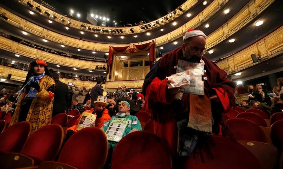 El conocido como "Mocito Feliz" (d), junto a otras personas disfrazadas, espera en el interior del Teatro Real. EFE/Juan Carlos Hidalgo