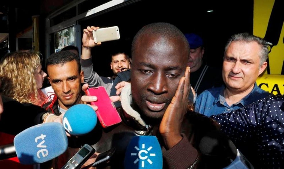 Un joven inmigrante en paro sorprendido aún porque lleva un décimo del número 79.140, agraciado con el Gordo de Navidad. EFE/Carlos Barba