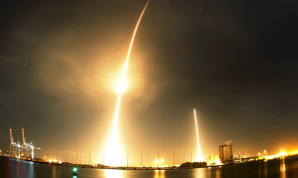 El SpaceX Falcon 9 despegando de su plataforma de lanzamiento y aterrizando de nuevo en Cabo Cañaveral. REUTERS/Mike Brown