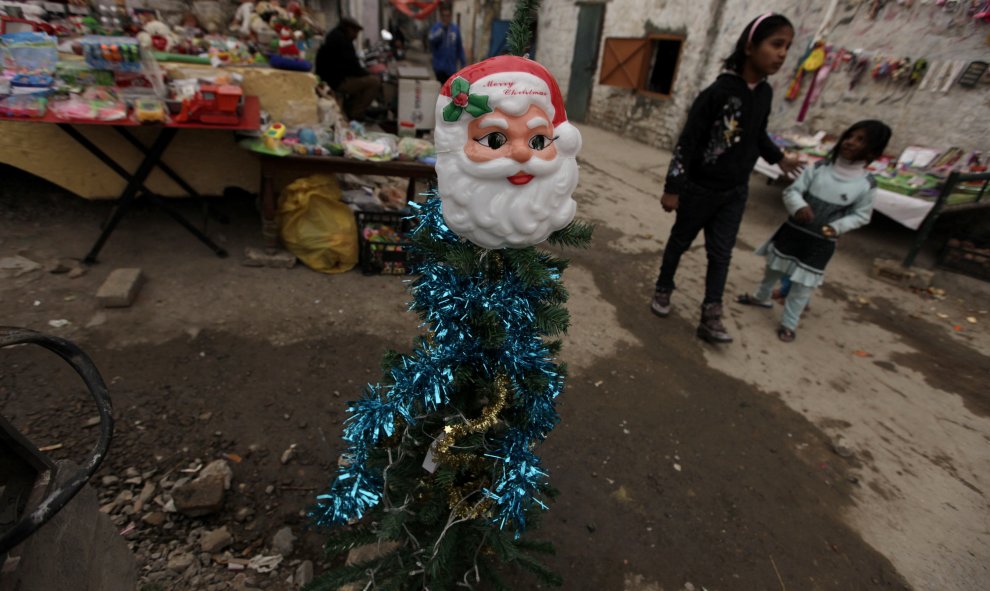 Una máscara de Santa Claus en un barrio cristiano antes de Navidad en Islamabad, Pakistán. REUTERS/Faisal Mahmood