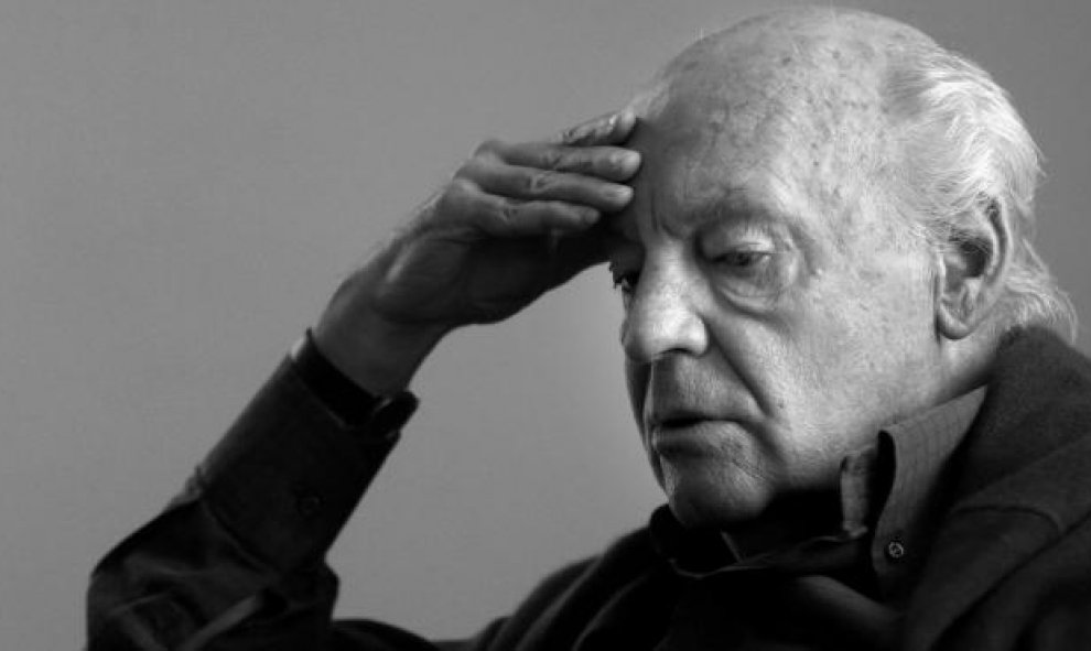 Eduardo Galeano, periodista y escritor uruguayo, ganador del premio Stig Dagerman, considerado como uno de los más destacados autores de la literatura latinoamericana. Falleció el 13 de abril de 2015 a los 74 años./EFE/ ALBERTO ESTÉVEZ