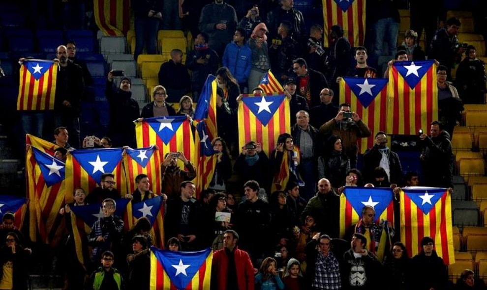 Varias personas muestran estelades en el Camp Nou. EFE/Alberto Estévez