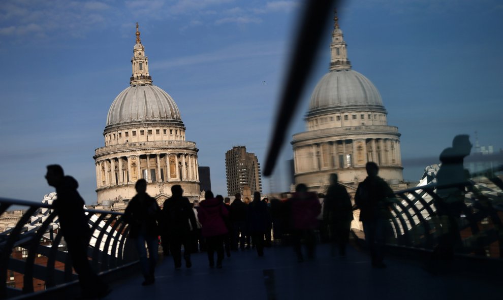 De fondo se ve la catedral de San Pablo desde el puente del Milenio durante un día soleado en Londres, Gran Bretaña, 28 de diciembre de 2015. REUTERS / Neil Salón