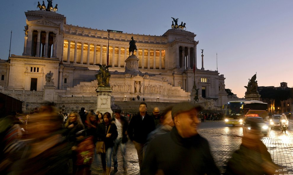 Ciudadanos caminan por la Piazza Venezia, en el centro de Roma porque lass autoridades locales decidieron prohibir la circulación de coches con matrículas que terminan en un número impar hoy y los que terminan con un número par mañana en un intento de red