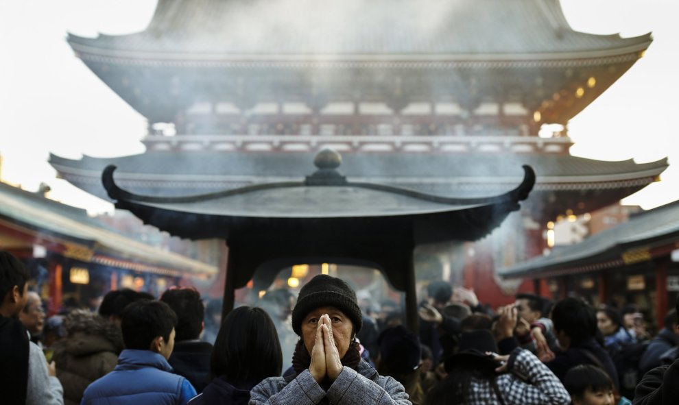 Un hombre reza fuera del templo antes de las vacaciones de Año Nuevo en Tokio, Japón 30 de diciembre de 2015. REUTERS / Thomas Peter