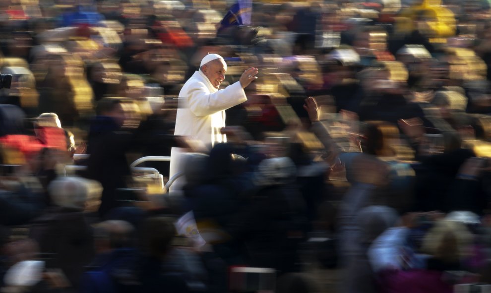 El papa Francisco saluda al llegar a la Plaza de San Pedro en el Vaticano, 30 de diciembre de 2015. REUTERS / Max Rossi