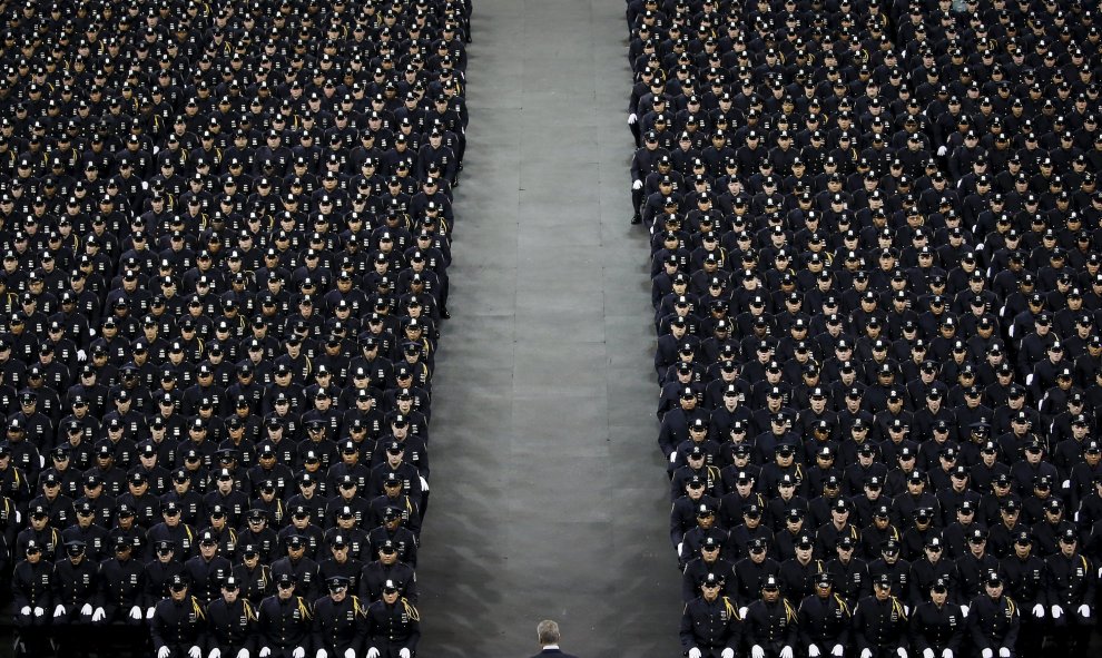 El departamento de Policía de Nueva York (Estados Unidos) realizó la ceremonia de graduación de oficiales de policía en el Madison Square Garden, en Nueva York ayer. Con la graduación serán 1.200 reclutas nuevos para la policía para un total de 36.000, la