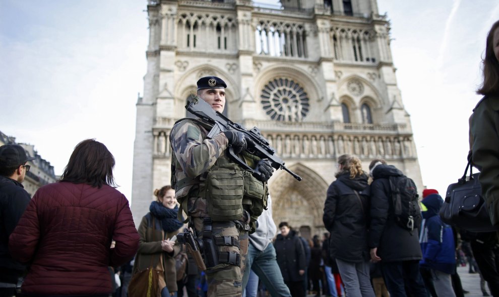 Un soldado francés armado enfrente de la Catedral de Nôtre Dame en París, Francia, 30 de Diciembre de 2015. La alerta de seguridad continúa durante la temporada de vacaciones de Navidad y Año Nuevo después de los ataques de París. REUTERS / Charles Platia