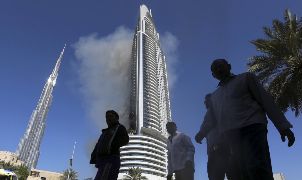 El hotel de lujo The Address, un rascacielos situado en el centro de la ciudad de Dubai, se convirtió en pasto de las llamas poco antes de las celebraciones de Año Nuevo.- REUTERS