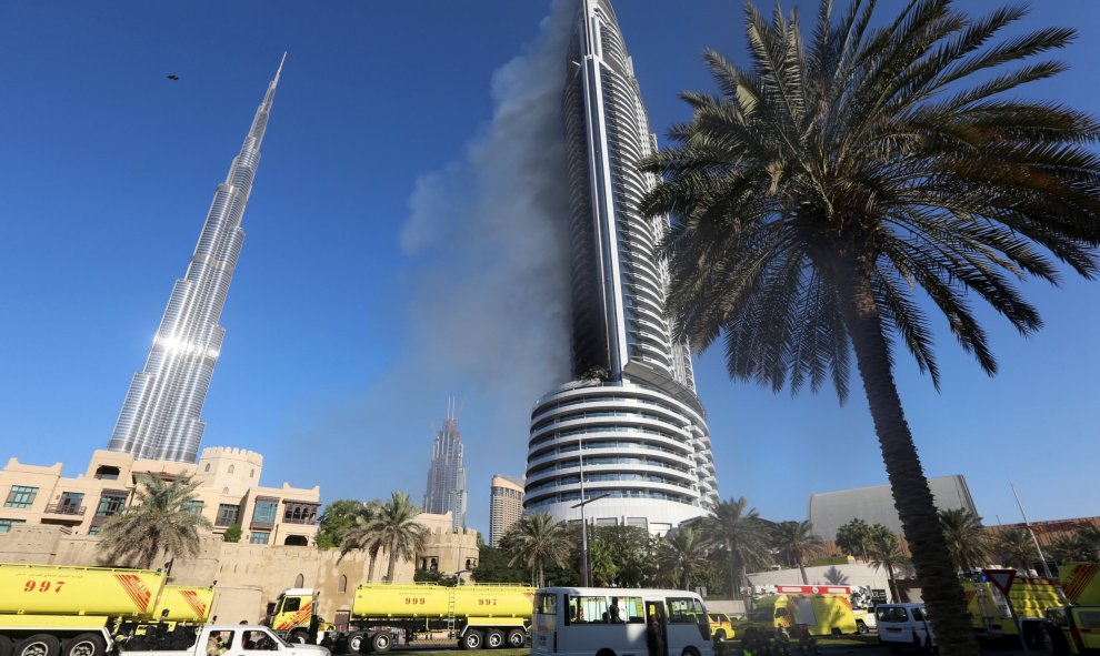 La incertidumbre era grande hasta que el general Rashid el Matrushi, director de los Servicios de Emergencia, anunció a través de Twitter que el incendio estaba controlado casi en su totalidad.- REUTERS