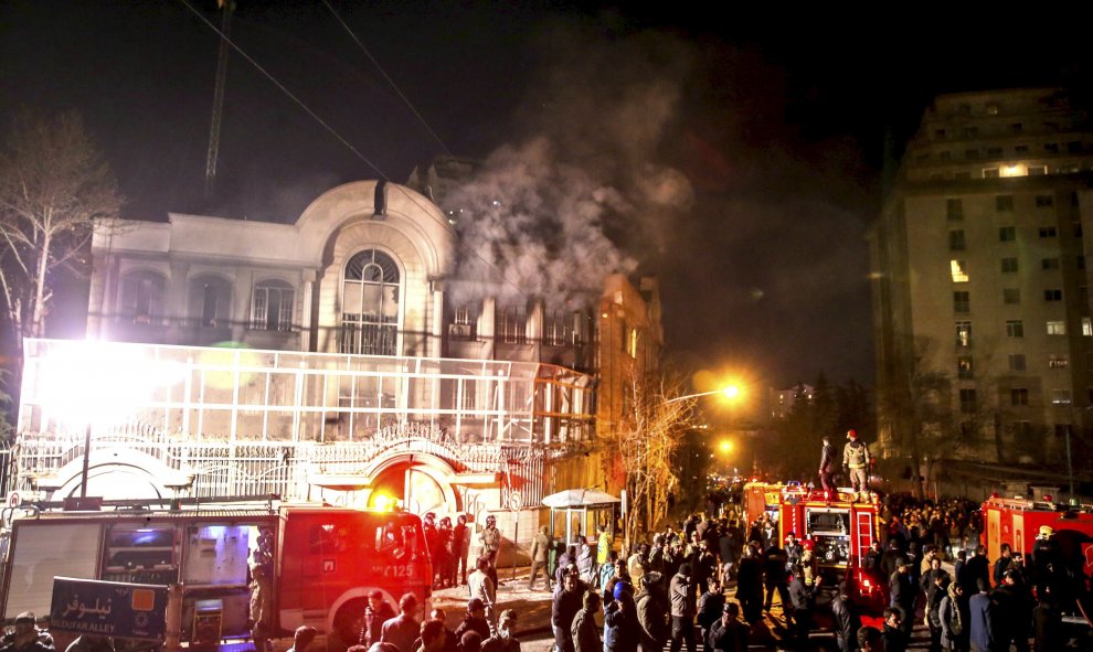En la noche del sábado, un grupo de manifestantes atacó e incendió la Embajada saudí en Teherán en protesta por la ejecución de al Nimr.- REUTERS