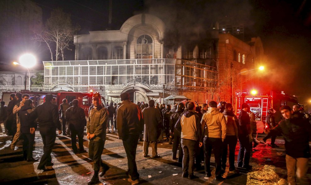 Según informó la agencia iraní Isna, los manifestantes se reunieron frente a la legación diplomática y corearon consignas contra Arabia Saudí.- REUTERS