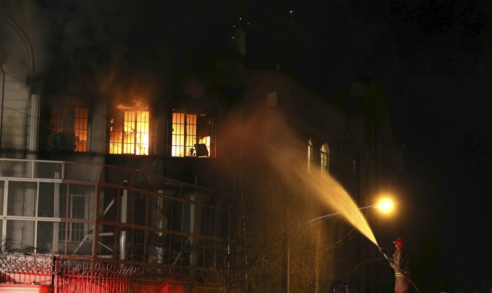 Algunos entraron en el edificio diplomático que registró un incendio en su interior por el lanzamiento de cócteles molotov que luego fue sofocado por los bomberos.- REUTERS