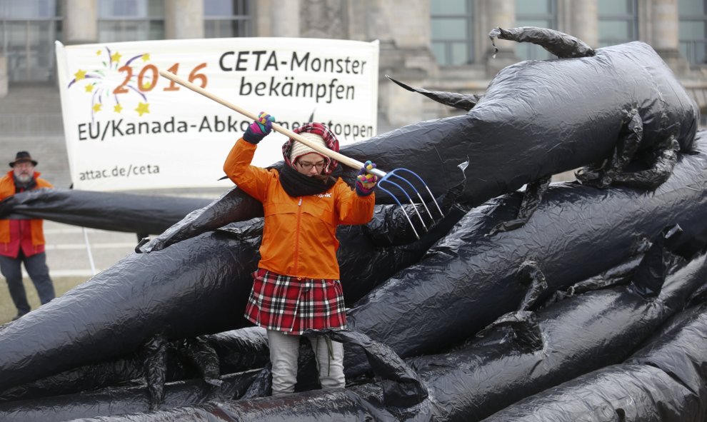 Activistas de la organización antiglobalización ATTAC protestan en Berlín contra el pacto comercia CETA con EE.UU y Canadá. REUTERS/Hannibal Hanschke
