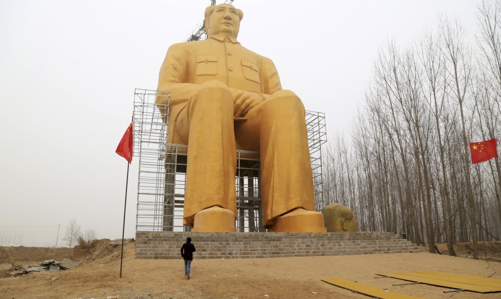 Un hombre mira la estatua gigante del presidente chino Mao Zedong, durante su construcción en un pueblo del condado Tongxu. REUTERS/Stringer