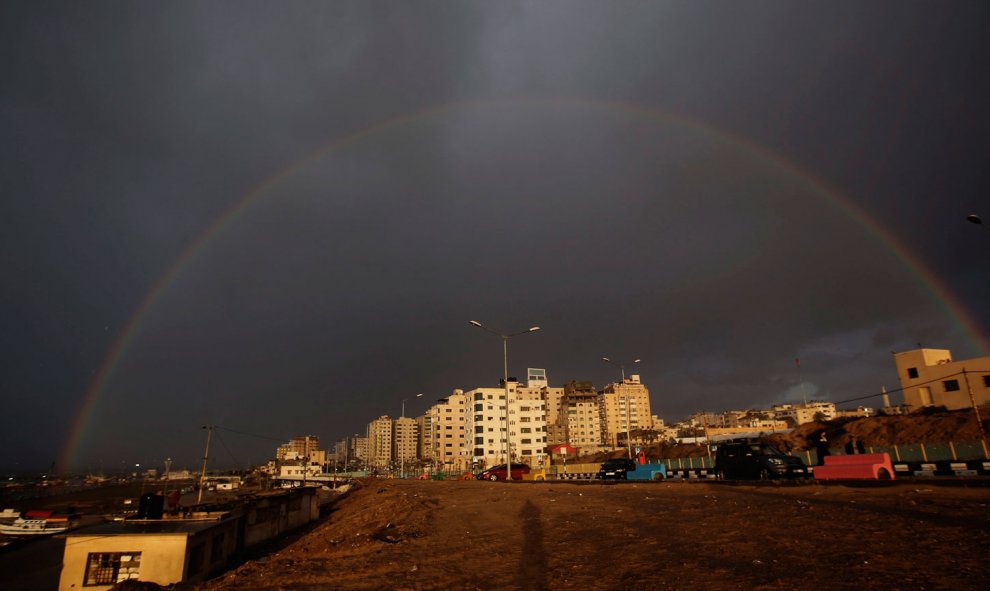 Un arco iris sobre la ciudad de Gaza, el 02 de enero de 2016. EFE / EPA / MOHAMMED SABER