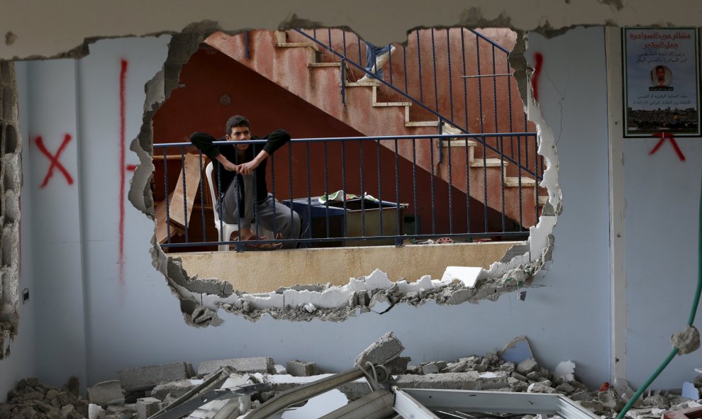 Un familiar de los dueños de una casa destruida por el personal de seguridad israelí al relacionar a la familia con el apuñalamiento de un judío en Jerusalén en octubre. Jerusalén Este, 4 de enero de 2016.- REUTERS / Ammar Awad