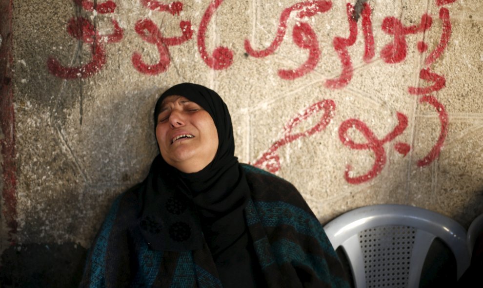 Una familiar de Hani Wahdan, un palestino de 22 años que, según los médicos, fue asesinado por las tropas israelíes durante los enfrentamientos con manifestantes palestinos del viernes, llora durante su funeral en la ciudad de Gaza. 26 de diciembre de 201