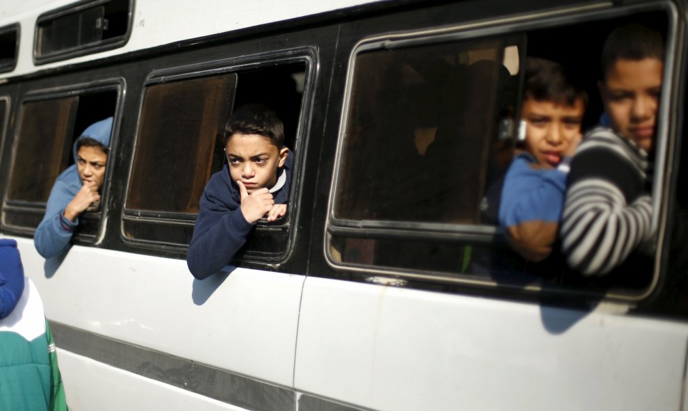 Niños palestinos observan por la ventana del autobús una protesta condenando la muerte de un palestino a manos de tropas egipcias. Al parecer, era un enfermo mental palestino que se metió a través del mar en territorio egipcio, en la ciudad de Gaza 27 de