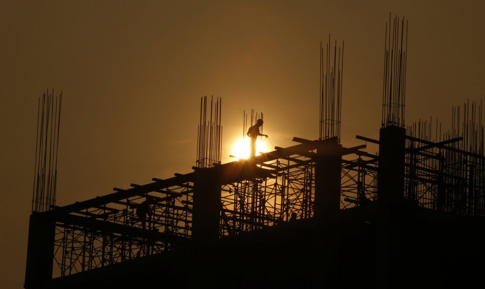 Un hombre trabaja en la construcción de un hotel en Hanoi, Vietnam. REUTERS/Kham