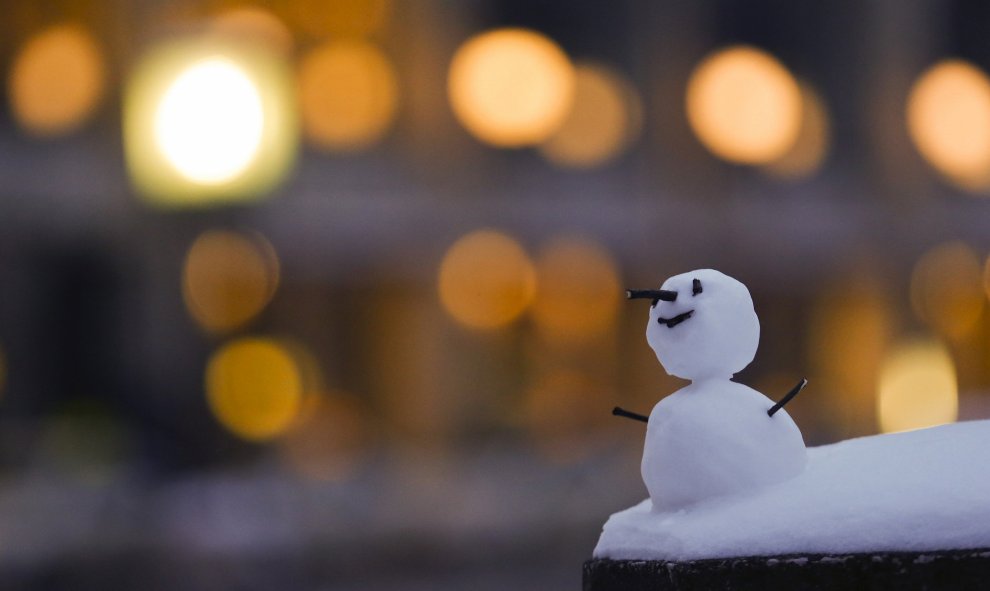 Pequeño muñeco de nieve en la plaza Gendarmenmarkt tras una nevada en Berlín. REUTERS / Hannibal Hanschke