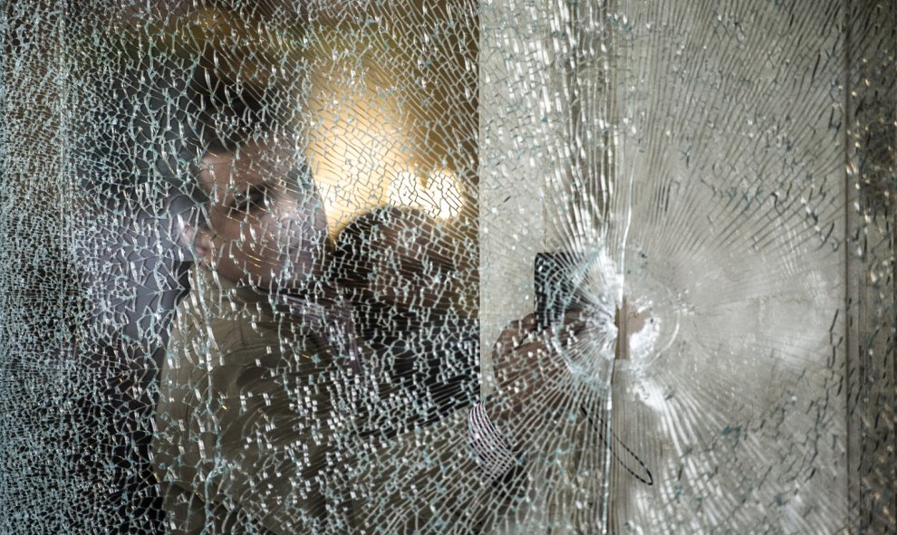 Un experto forense egipcio inspecciona una ventana tras el ataque junto a un hotel en el distrito de al-Haram de El Cairo. AFP PHOTO/KHALED DESOUKI