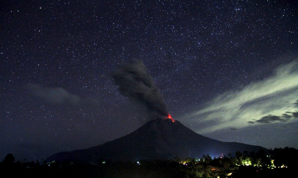El volcán Monte Sinabung arroja lava y cenizas durante una erupción al norte de Sumatra, en Indonesia. REUTERS/Rony Muharrman