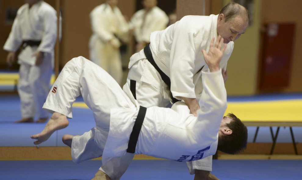 El presidente ruso, Vladimir Putin, participa en una exhibición del equipo nacional de judo en Sochi, Rusia. EFE/Alexei Nikolsky/SPUTNIK POOL