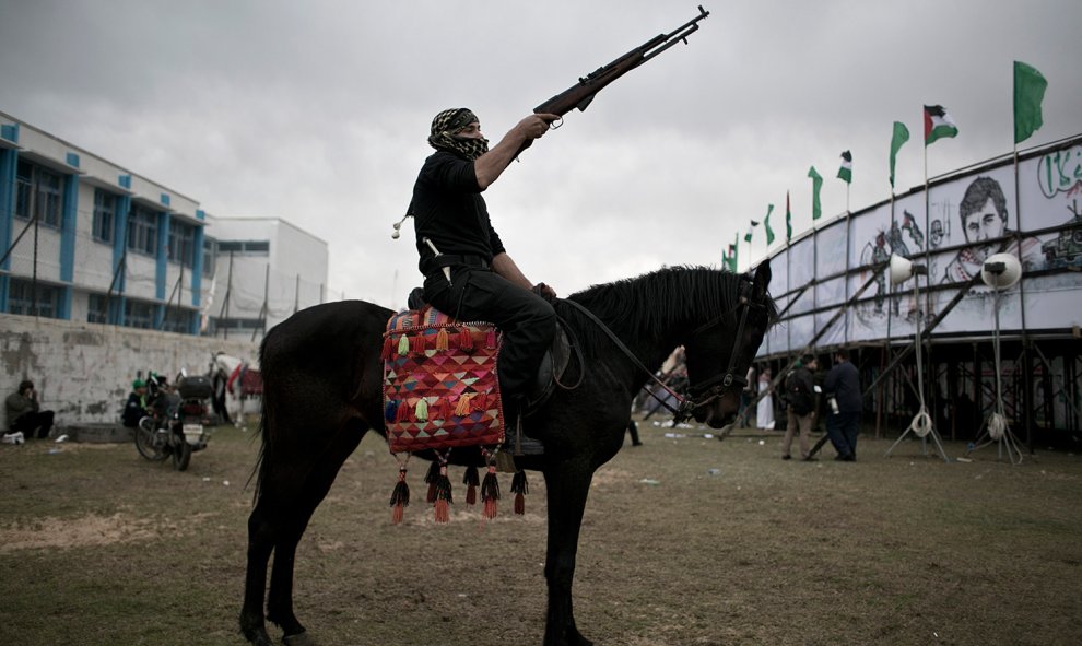 Un leal al movimiento Hamas se sienta en un caballo durante un mitin en Khan Younis, en el sur de la Franja de Gaza.- SAID KHATIB (AFP)