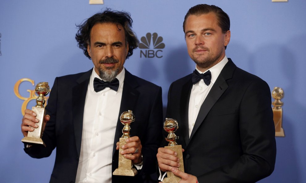 Alejandro González Iñárritu y Leonardo DiCaprio con los tres galardones de 'El renacido'.