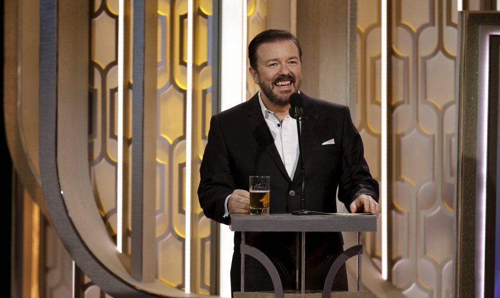 Ricky Gervais presenta los premios de Globos de Oro en Beverly Hills, California. REUTERS / Paul Drinkwater