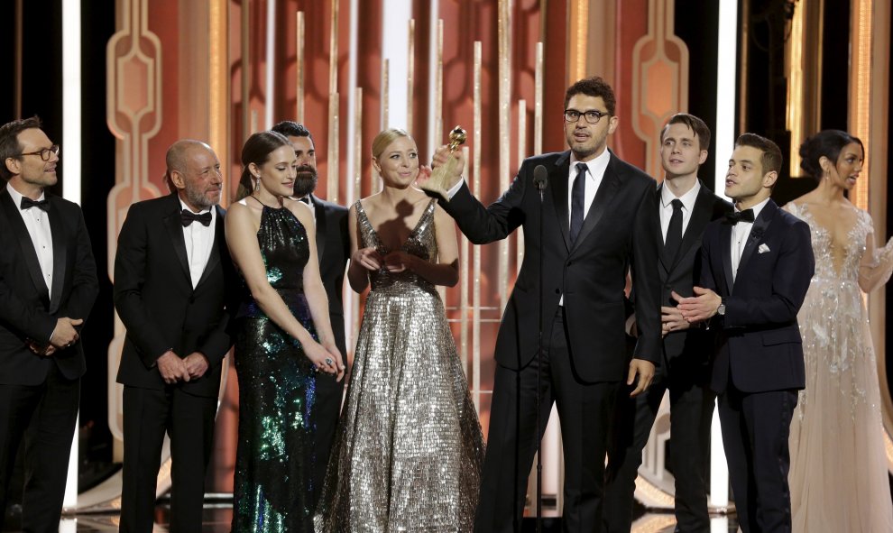 Sam Esmail acepta el premio después de que "Mr. Robot" ganase el premio a la mejor serie dramática de televisión durante la 73ª gala de los Globos de Oro en Beverly Hills , California. REUTERS / Paul Drinkwater