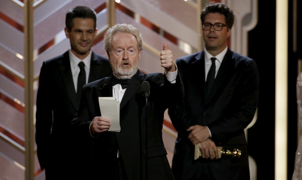 Sale el director Ridley Scott a recoger el premio por la Mejor Película de comedia, "Marte", en la 73ª gala de los Globos de Oro en Beverly Hills, California. REUTERS / Paul Drinkwater