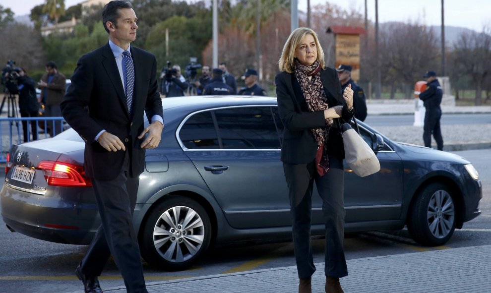 La infanta Cristina y su marido, Iñaki Urdangarin, a su llegada al edificio de la Escuela Balear de la Administración Pública de Palma.- REUTERS