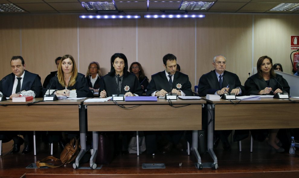 Los fiscales Anticorrupción Pedro Horrach y Ana Lamas, durante el juicio del caso Nóos.- EFE