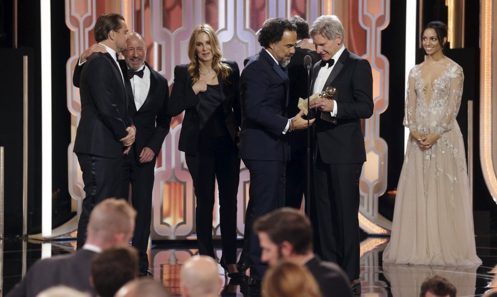 Harrison Ford presenta el Globo de Oro al director Alejandro G. Iñárritu por "El renacido" en la 73ª gala del los Globos de Oro en Beverly Hills, California. REUTERS / Paul Drinkwater