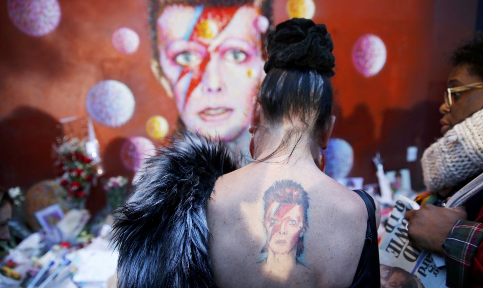 Una mujer visita un mural de David Bowie en Brixton, al sur de Londres. REUTERS/Stefan Wermuth