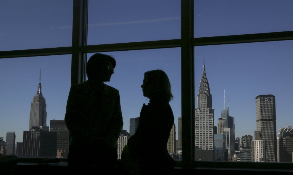 Traductores esperan a la ministra francesa de Ecología, Segolene Royal, y al Secretario General de las Naciones Unidas, Ban Ki-moon, con el Empire State Building y el edificio Chrysler al fondo en Manhattan, Nueva York. REUTERS/Carlo Allegri