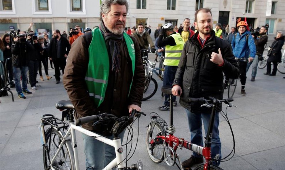 Los diputados electos de EQUO, Juantxo López de Uralde y Jorge Luis Bail, pertenecientes al grupo parlamentario de Podemos, llegan en bicicleta a la sesión constitutiva de la Cámara para reivindicar una movilidad sostenible.- EFE