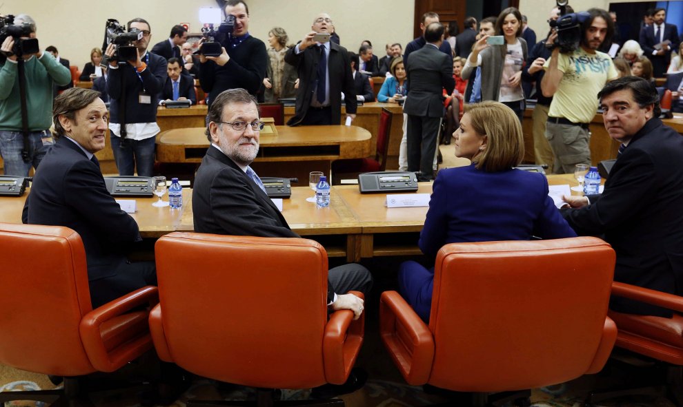 El presidente del PP, Mariano Rajoy junto a los diputados Rafael Hernando , María Dolores de Cospedal y José Antonio Bermúdez de Castro, al inicio de la reunión antes de la sesión constitutiva.- EFE