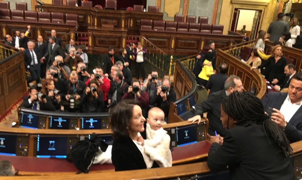 Carolina Bescansa llega al Congreso con su hijo.- @PericoArrojo (Twitter)