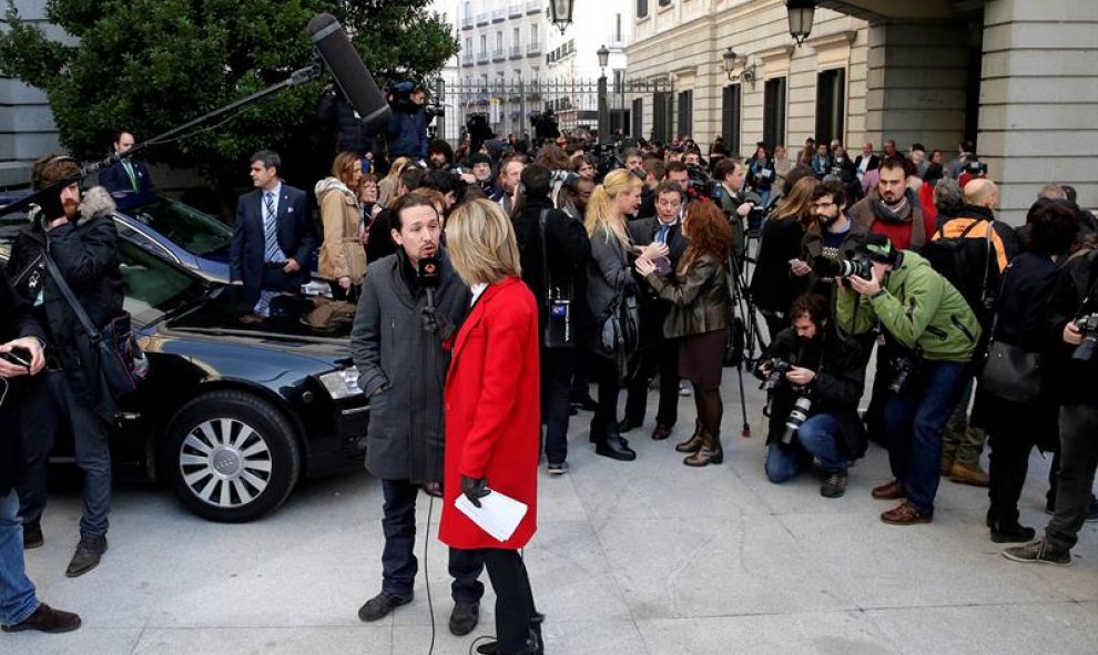 El líder de Podemos, Pablo Iglesias, atiende a los medios a su llegada al Congreso para asistir a la constitución de las nuevas Cortes Generales.- EFE