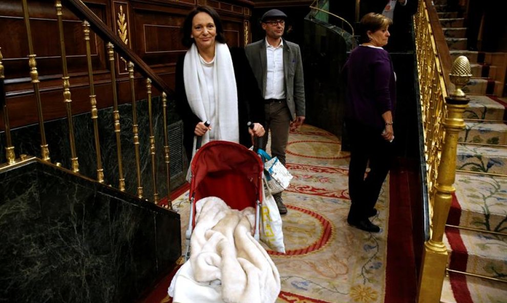 La diputada de Podemos Carolina Bescansa llega con su bebé al hemiciclo del Congreso.- EFE